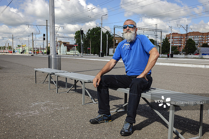 在俄罗斯梁赞火车站等候的白胡子老人图片素材