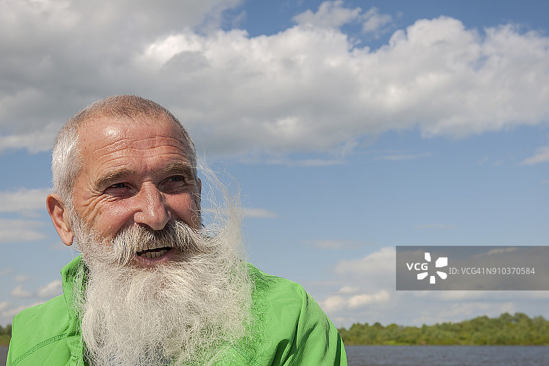 留白胡子的老年男人在俄罗斯奥卡河旅行图片素材