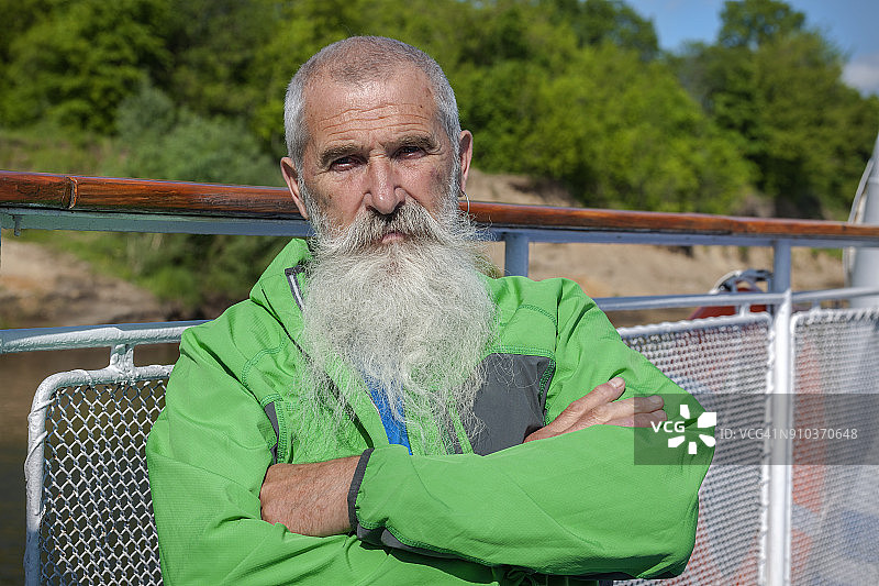 留白胡子的老年男人在俄罗斯奥卡河旅行图片素材