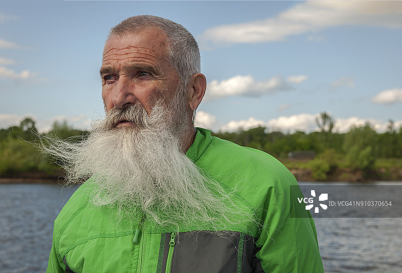 留白胡子的老年男人在俄罗斯奥卡河旅行图片素材