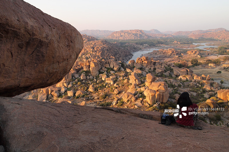 印度亨比的岩石景观：默当伽山上花岗岩石图片素材