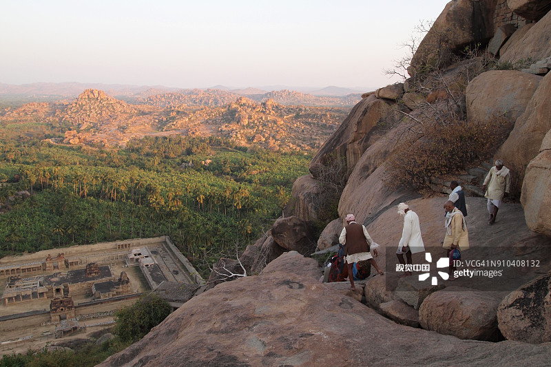 印度亨比的玛坦加山日落图片素材