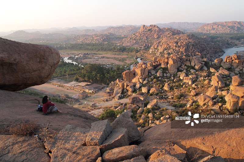 俯瞰印度亨比遗址的岩石地形图片素材
