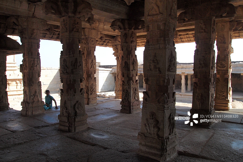 汉皮克里希纳神庙圣殿的柱状大厅图片素材