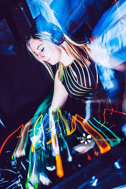 专注的年轻女DJ表演图片素材