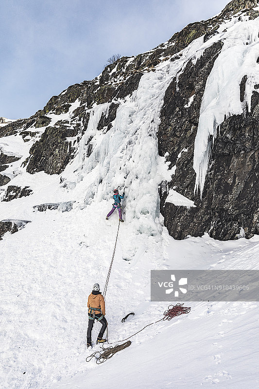 比利牛斯山脉的攀冰者图片素材