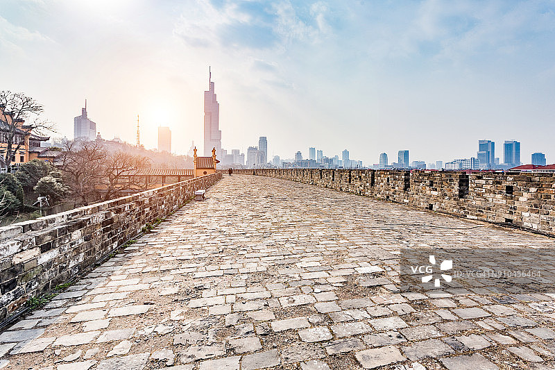 南京城墙与城市天际线图片素材