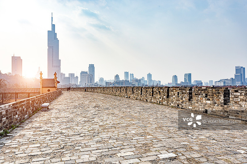 南京城墙与城市天际线图片素材