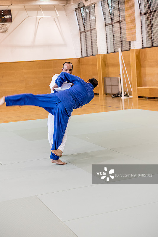 成年柔道运动员使用足部投掷技术图片素材