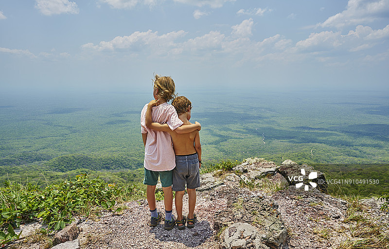 在玻利维亚阿瓜斯卡连特斯山顶眺望远景的男孩图片素材