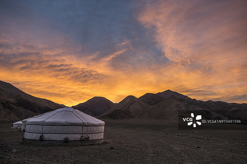 蒙古国科布多阿尔泰山脉日出时分的蒙古包图片素材