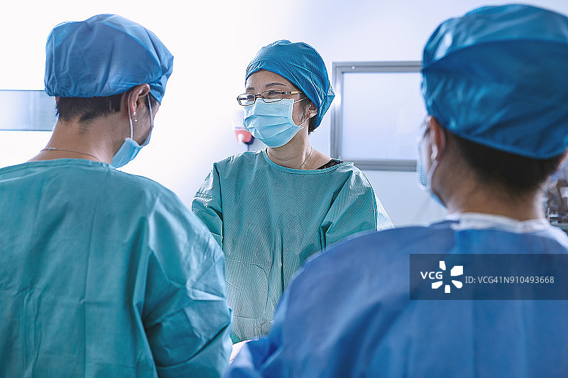 外科医生在妇产科手术室进行手术图片素材