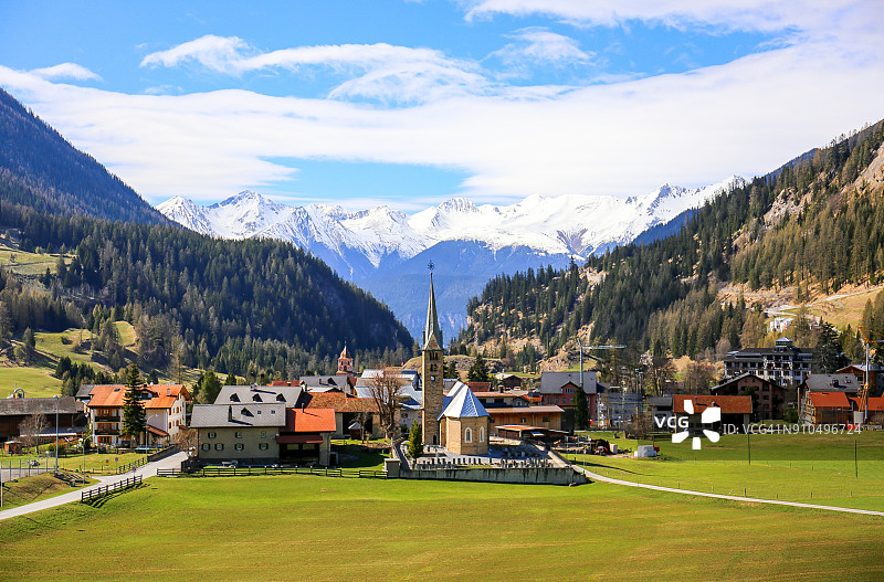 瑞士西部的贝尔金/布拉沃尼村庄风光图片素材