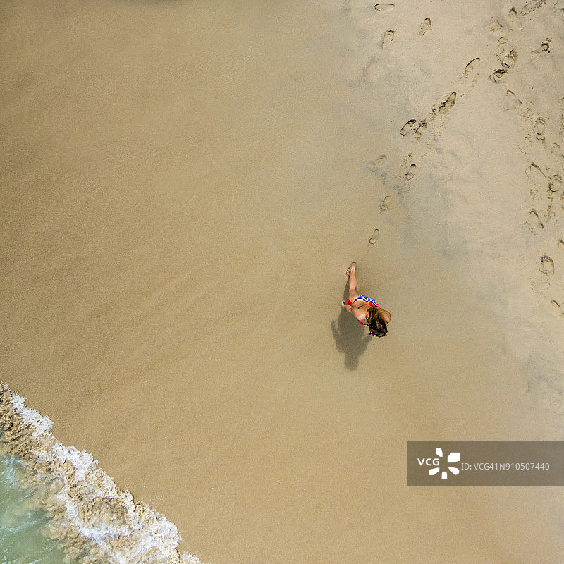 苏梅岛海滩漫步女子航拍图片素材
