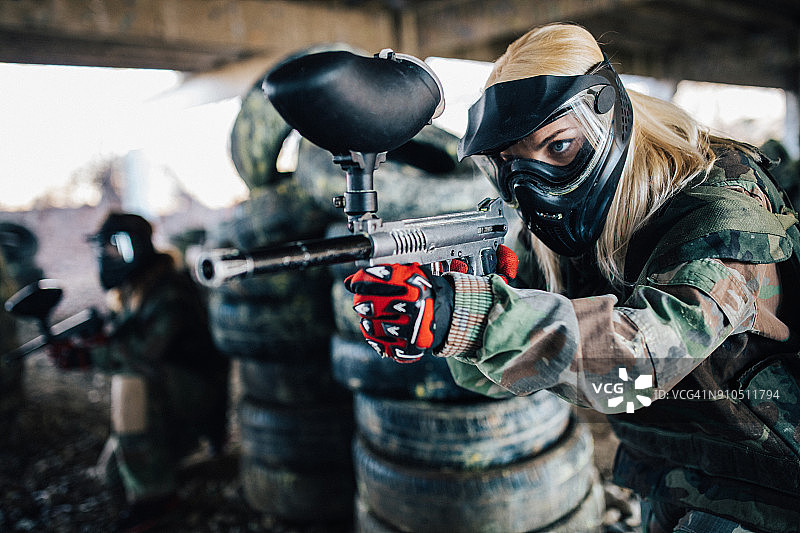 瞄准射击的女孩图片素材