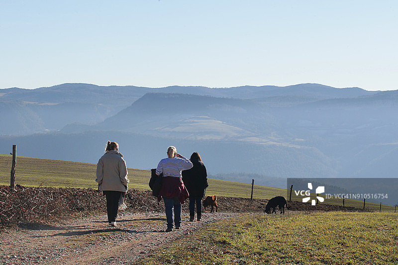游客在法国南部山区游玩图片素材