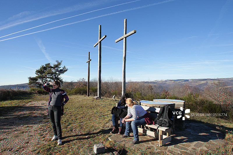 游客在法国南部山区欣赏美景图片素材