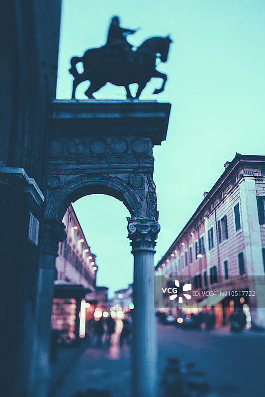 带马和骑手雕像的拱门图片素材