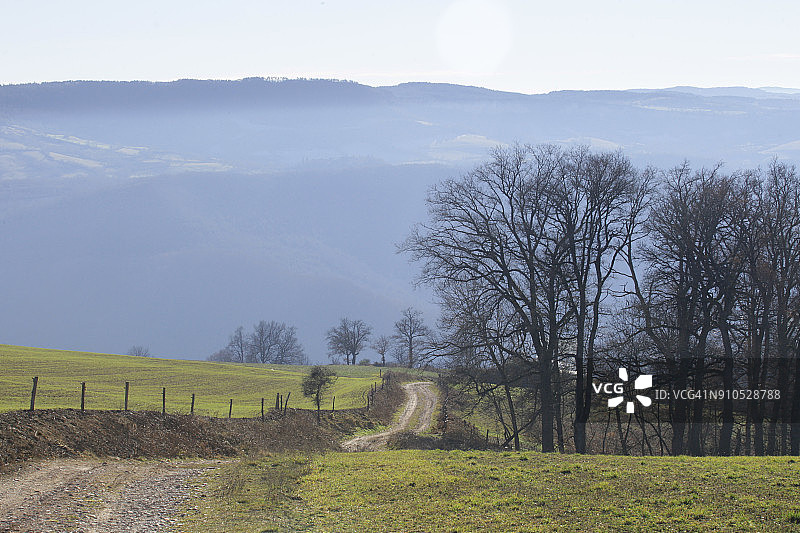 法国南部的洛特河谷图片素材