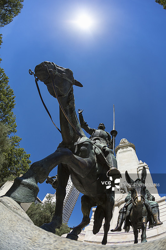 马德里西班牙广场的米格尔·德·塞万提斯纪念碑图片素材