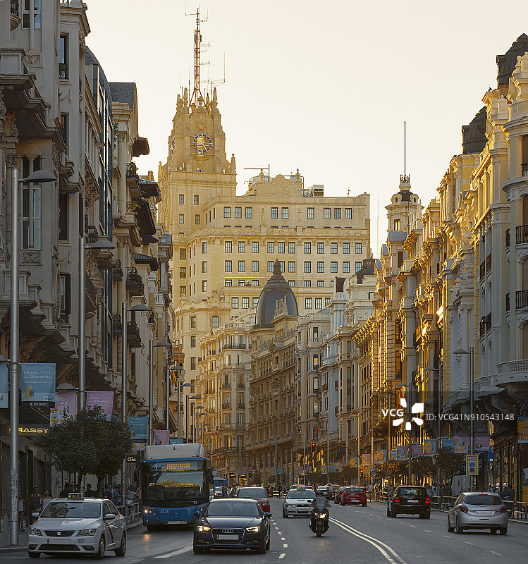 傍晚的阳光洒在马德里市中心格兰大道上图片素材
