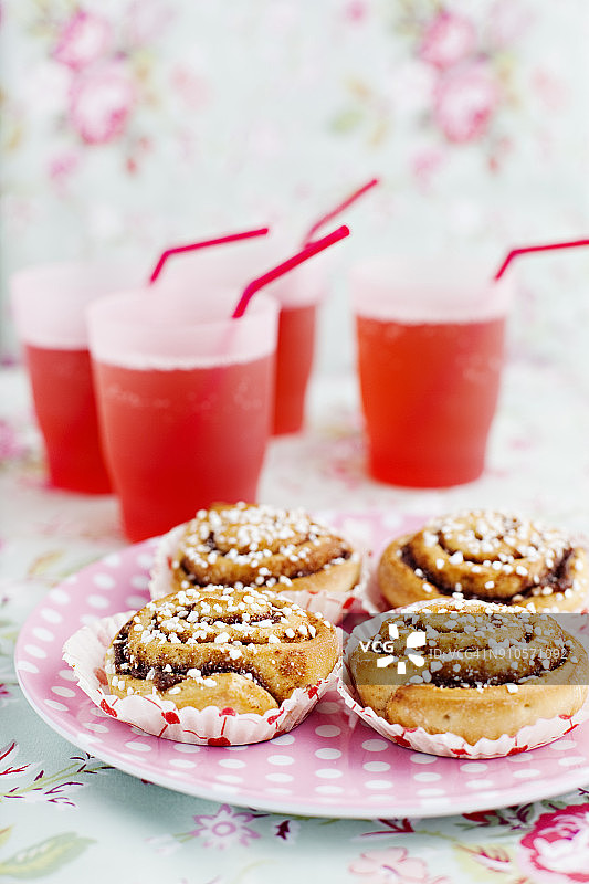 玛芬蛋糕和红色果汁图片素材