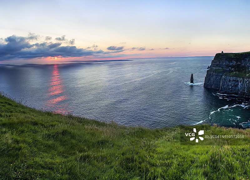 爱尔兰克莱尔公司的莫赫悬崖在缤纷的日落图片素材