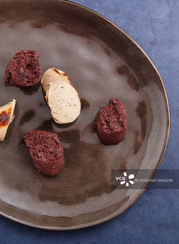 烹饪上桌的比利时血肠和白香肠图片素材