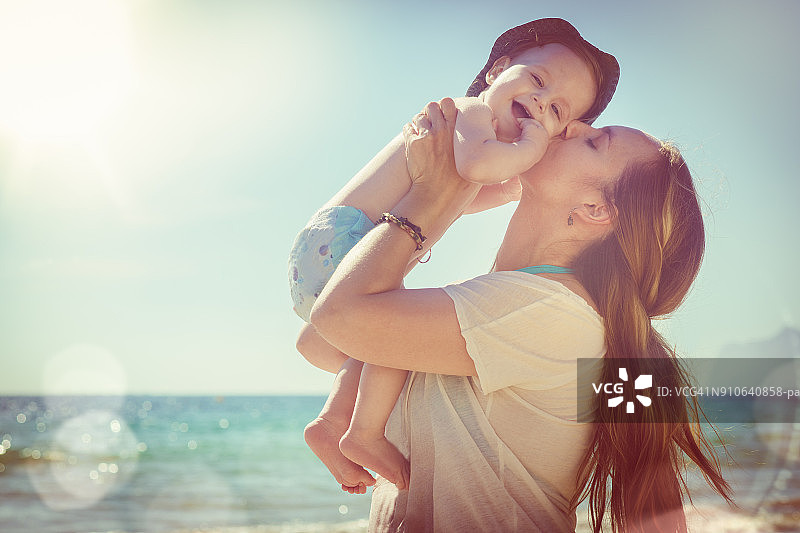 母子在海滩上玩耍图片素材