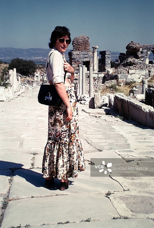 70年代：土耳其以弗所附近寺庙的年轻女子图片素材