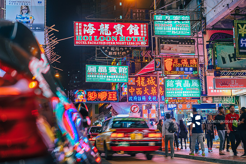 香港的彩色霓虹夜街与出租车图片素材