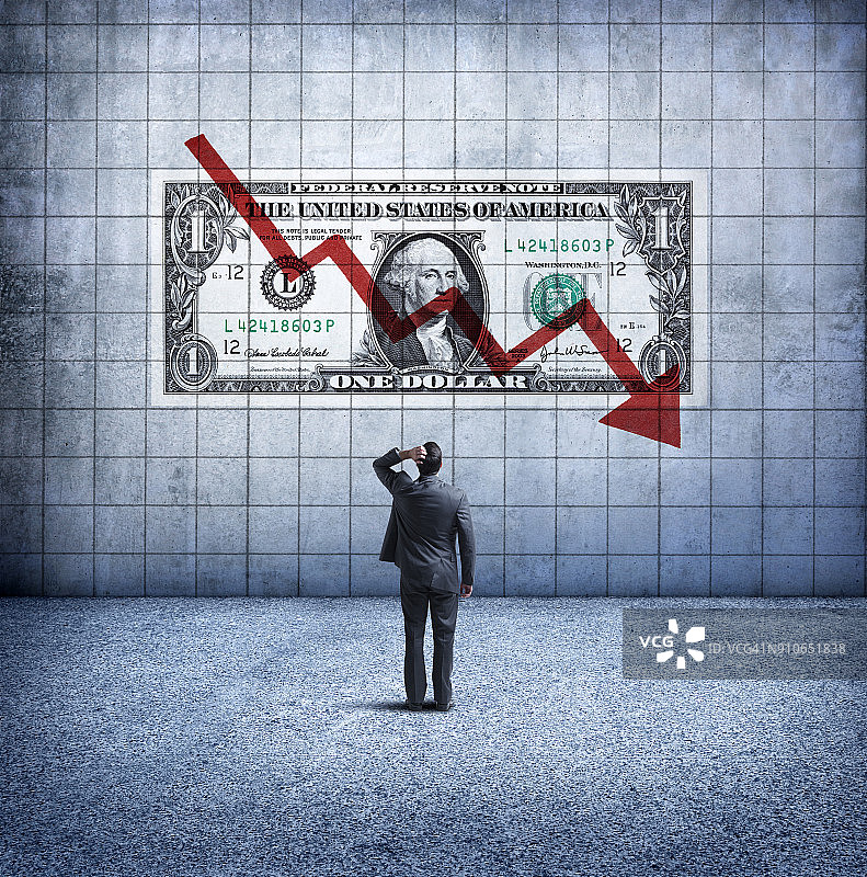 抬头看指示美元下跌图表的商人图片素材