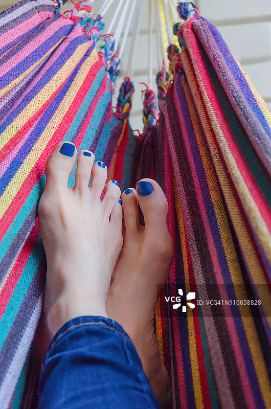 女子躺在家中的吊床上（下半身）图片素材