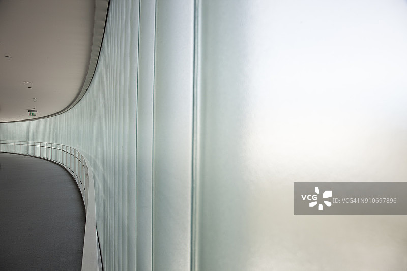 玻璃走廊的弧形延伸图片素材