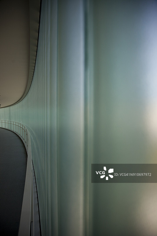 玻璃走廊的弧形延伸图片素材