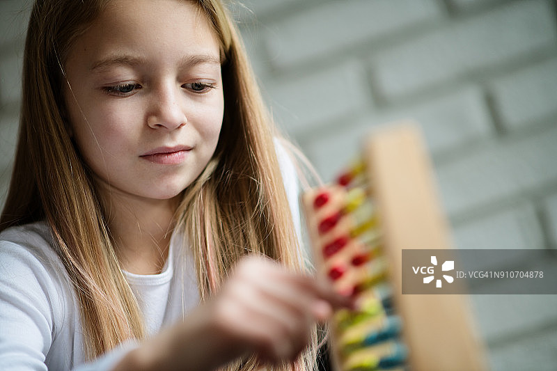 用彩色算盘数数的漂亮金发女孩图片素材