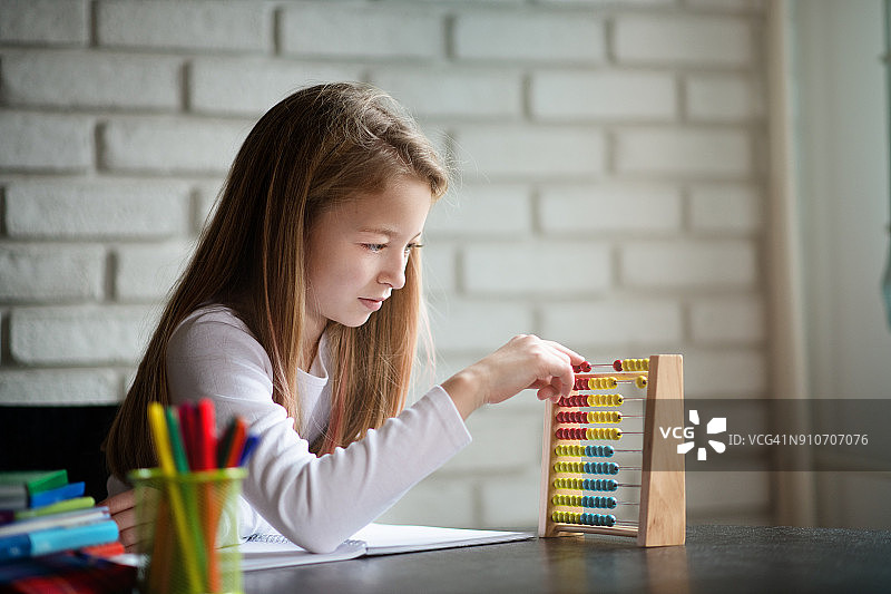 用彩色算盘数数的漂亮金发女孩图片素材