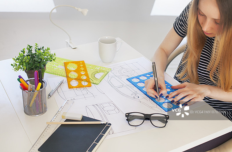 阳光明媚的办公室里的年轻设计师图片素材