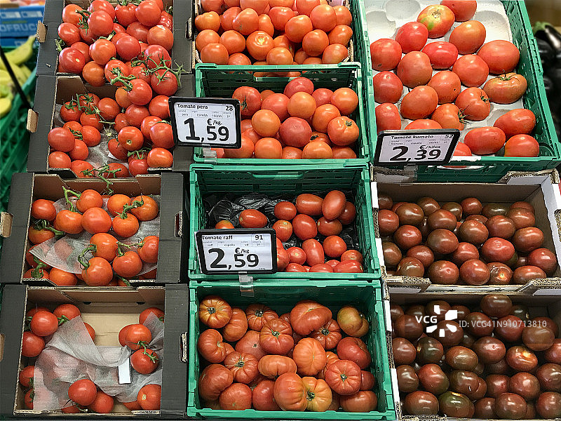 西班牙萨洛布雷尼亚出售的各种番茄图片素材