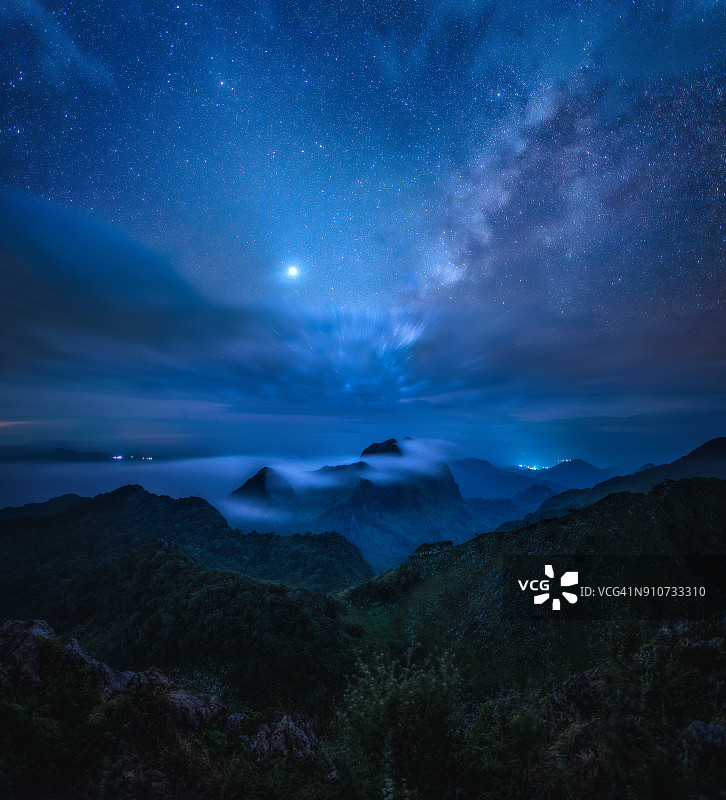夜间山地景观上方的银河图片素材