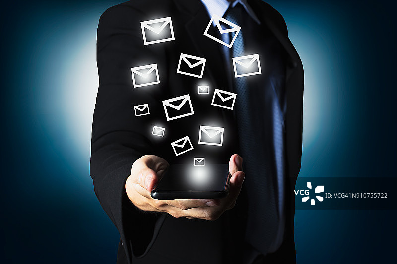 使用智能手机发送消息的商人图片素材