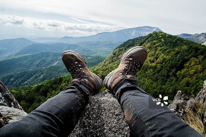 在山顶上放松图片素材