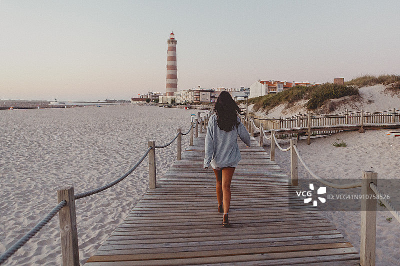 在葡萄牙阿威罗巴拉海滩跑步的青少年图片素材