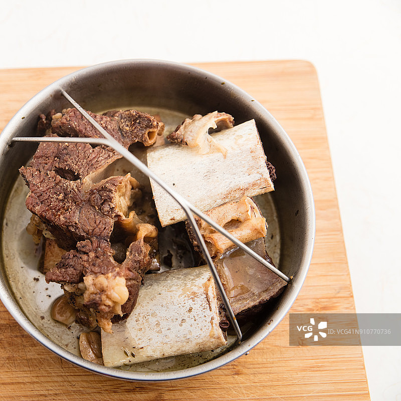 金属篮中的高压炖牛肉图片素材