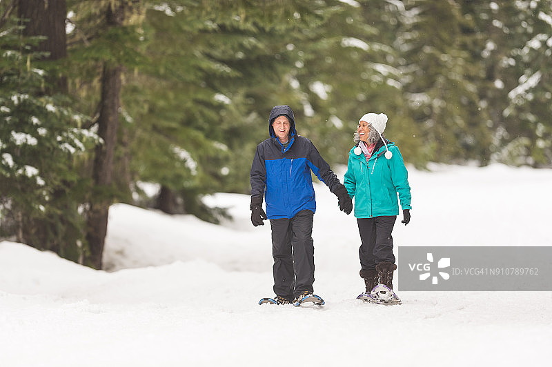 年长者雪鞋探险！图片素材