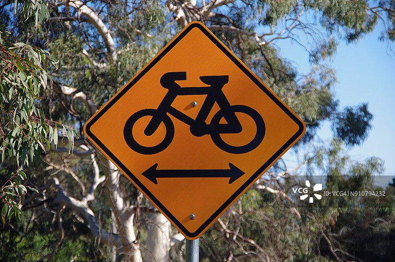 郊区道路上的自行车穿行警告标志图片素材