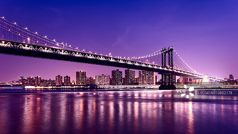 夜幕下的曼哈顿大桥，背景是威廉斯堡大桥和曼哈顿城市风光图片素材