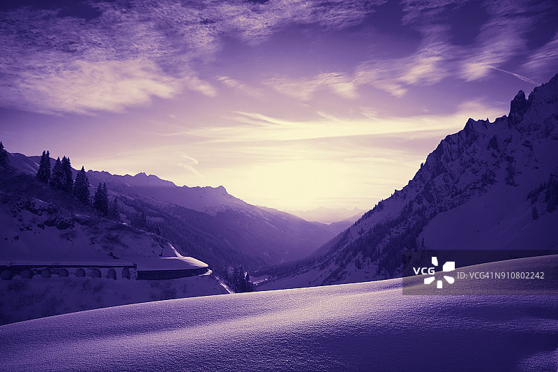 奥地利圣安东阿尔贝格滑雪区美丽的彩色日落图片素材