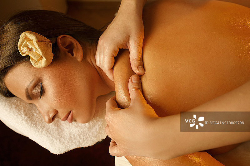 按摩理疗师进行治疗性按摩图片素材