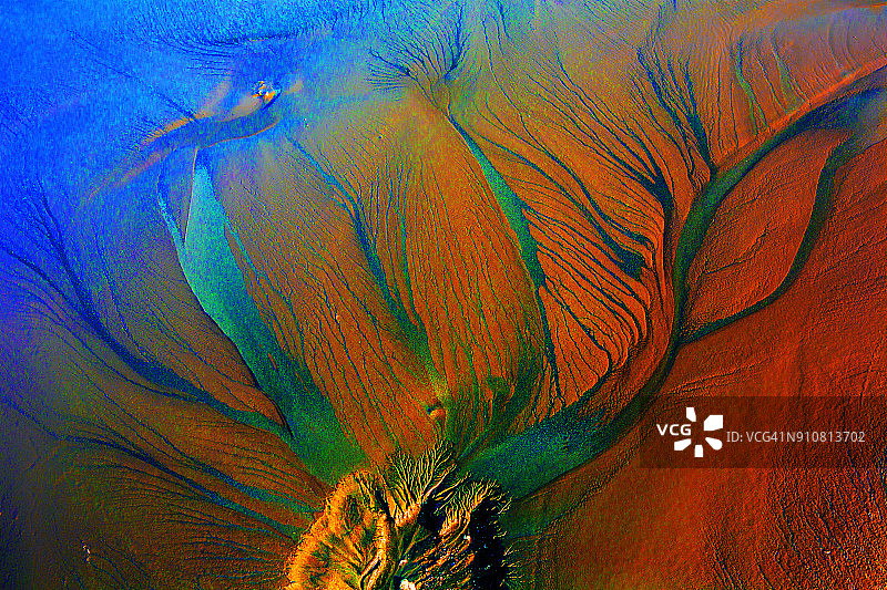 泥滩上的壮观图案景色图片素材